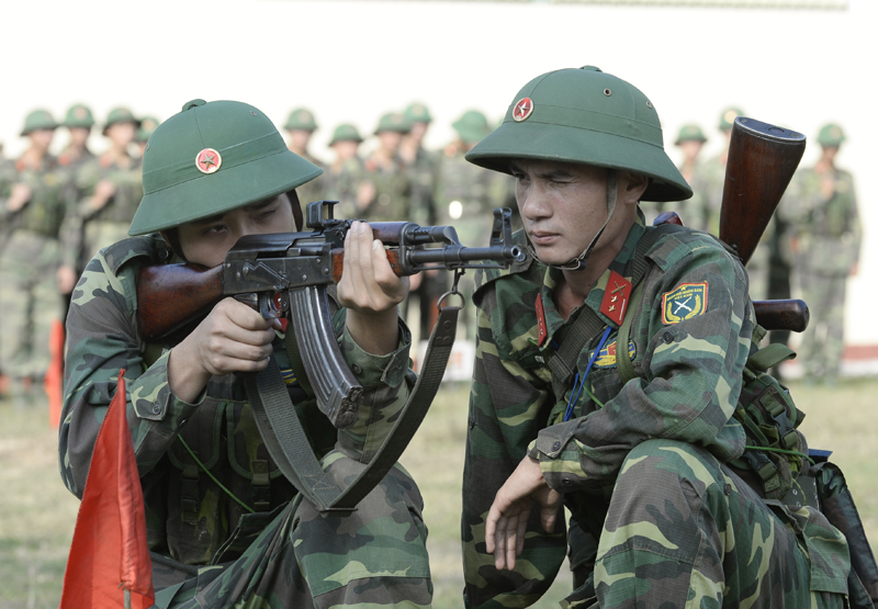 Cán bộ trung đội kiểm tra và sửa đường ngắm cho chiến sĩ.