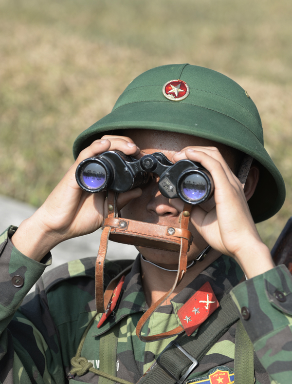 Trắc thủ khẩu đội súng máy phòng không 12 ly 7 (Đại đội Phòng không 16, Trung đoàn 209) quan sát bám nắm mục tiêu.