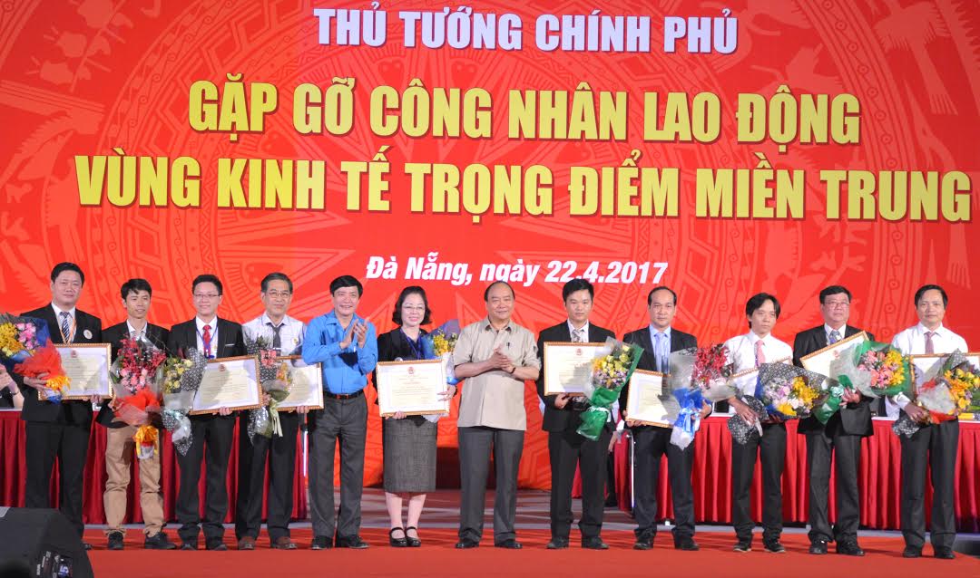 Thủ tướng Nguyễn Xuân Phúc gặp gỡ công nhân lao động Vùng kinh tế trọng điểm miền Trung