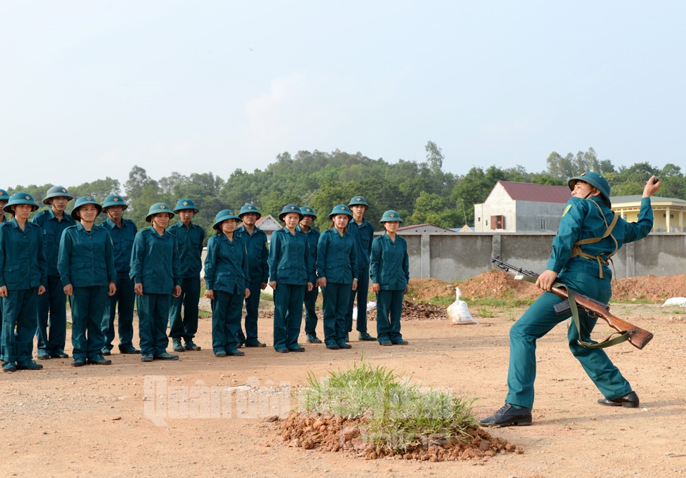 Huấn luyện động tác ném lựu đạn cho các nữ chiến sĩ dân quân Hà Châu.