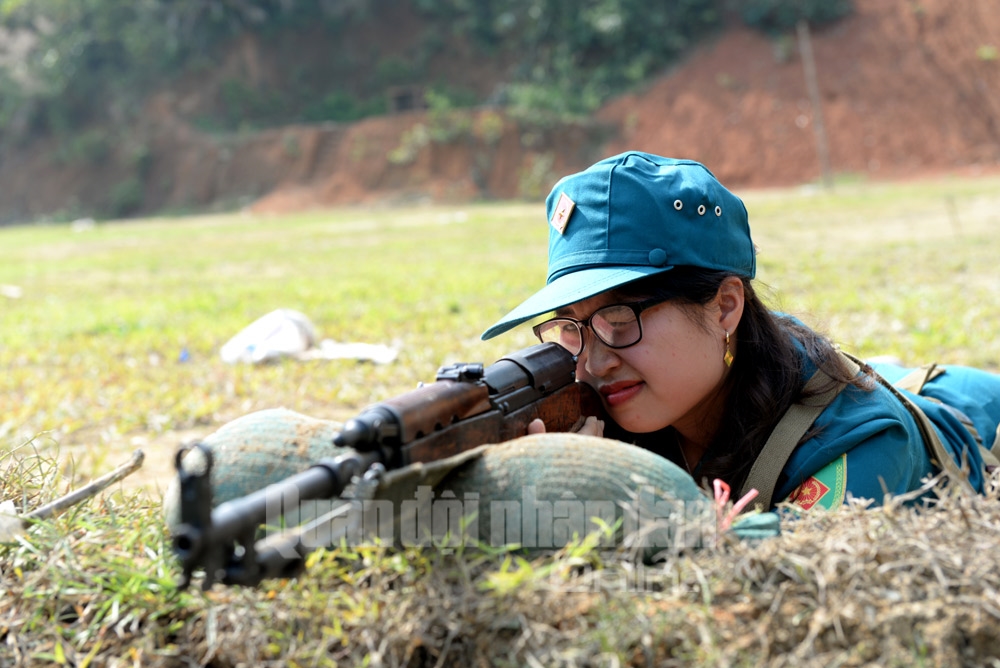 Nữ tự vệ Ma Thúy Hiền, đến từ Phòng Kinh tế TP Bắc Kạn tập trung cao độ cho đường ngắm bắn.