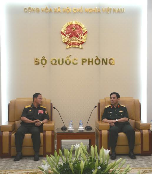 Trung tướng Phan Văn Giang tiếp Phó tổng Tham mưu trưởng Quân đội nhân dân Lào