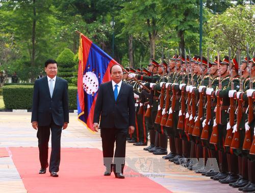 Lễ đón trọng thể Thủ tướng Nguyễn Xuân Phúc tại Viêng Chăn, Cộng hòa Dân chủ Nhân dân Lào
