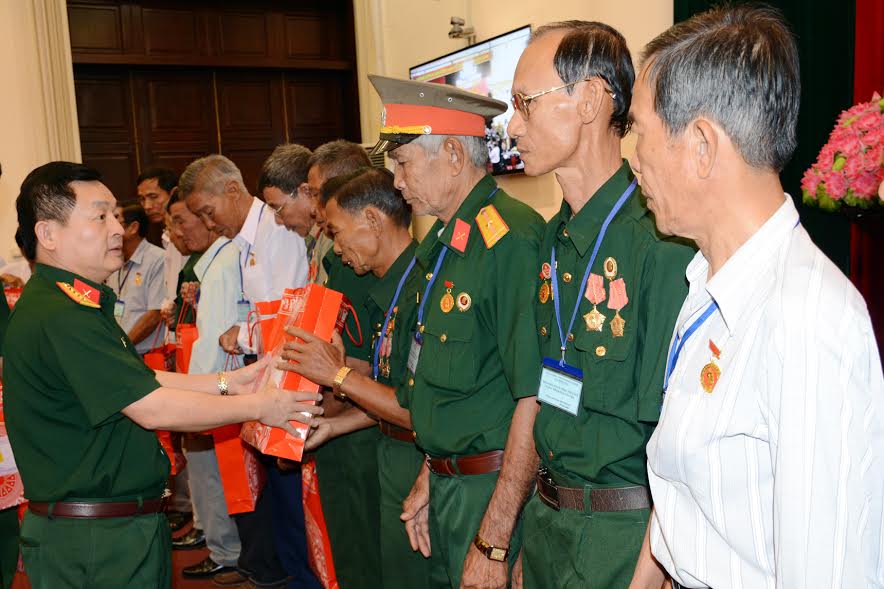 Bộ Quốc phòng gặp mặt đoàn đại biểu người có công tỉnh Kiên Giang
