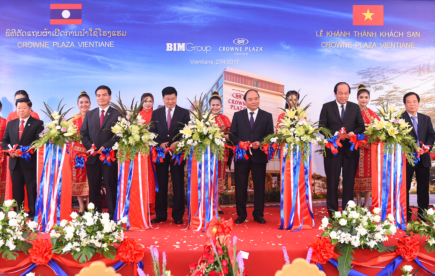 Thủ tướng Nguyễn Xuân Phúc gặp gỡ các doanh nghiệp Việt Nam tại Lào
