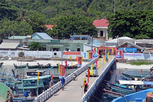 Cầu cảng vào xã đảo Thổ Châu được trang hoàng rực rỡ.