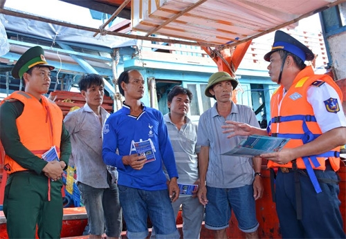 Tuyên truyền, phổ biến pháp luật cho ngư dân.