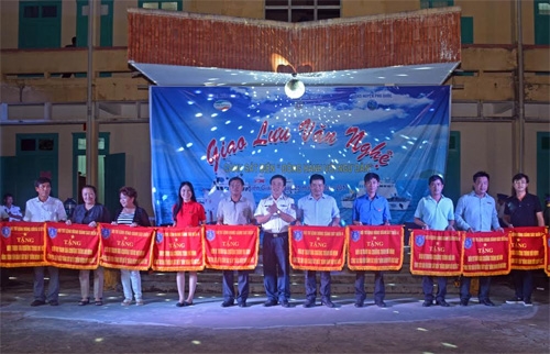 Bộ tư lệnh Vùng Cảnh sát biển 4 trao cờ lưu niệm cho các đơn vị, tổ chức tham gia chương trình.