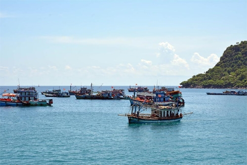 Ngư dân đưa tàu, thuyền cá vào bờ để tham dự các hoạt động trong chương trình “Cảnh sát biển đồng hành cùng ngư dân”.