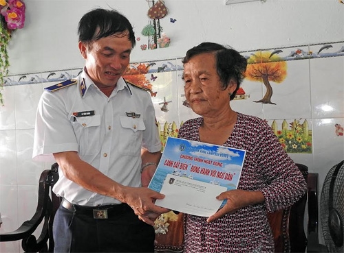 Thiếu tướng Lê Văn Minh, Tư lệnh Vùng Cảnh sát biển 4, thăm và tặng quà các gia đình chính sách trên đảo.