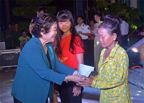 Đồng chí Trương Mỹ Hoa, nguyên Phó chủ tịch nước tặng quà các gia đình ngư dân có hoàn cảnh khó khăn.