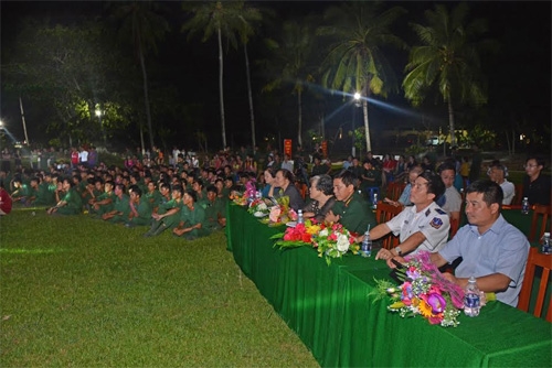 Đêm giao lưu văn nghệ thu hút đông đảo cán bộ, chiến sĩ và nhân dân trên đảo.