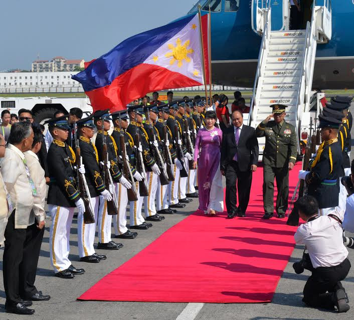 Thủ tướng Nguyễn Xuân Phúc đến Phi-líp-pin dự hội nghị cấp cao ASEAN 30 
