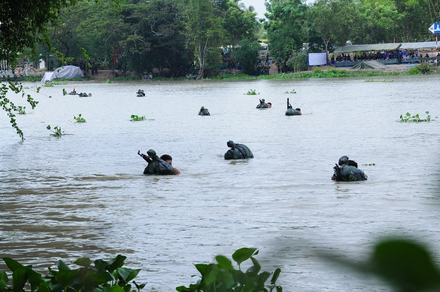 Sư đoàn 5 (Quân khu 7) thực hành huấn luyện vượt sông