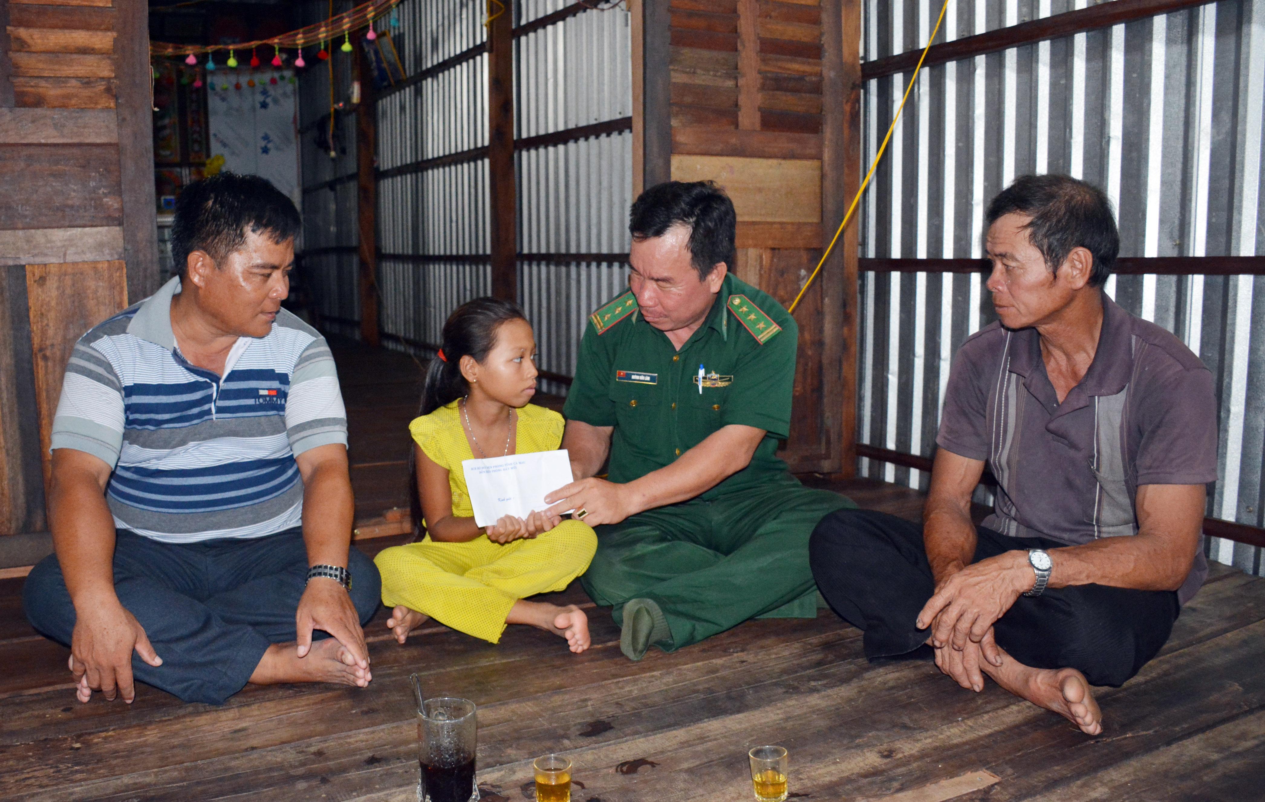 Gắn bó và làm “điểm tựa” cho dân
