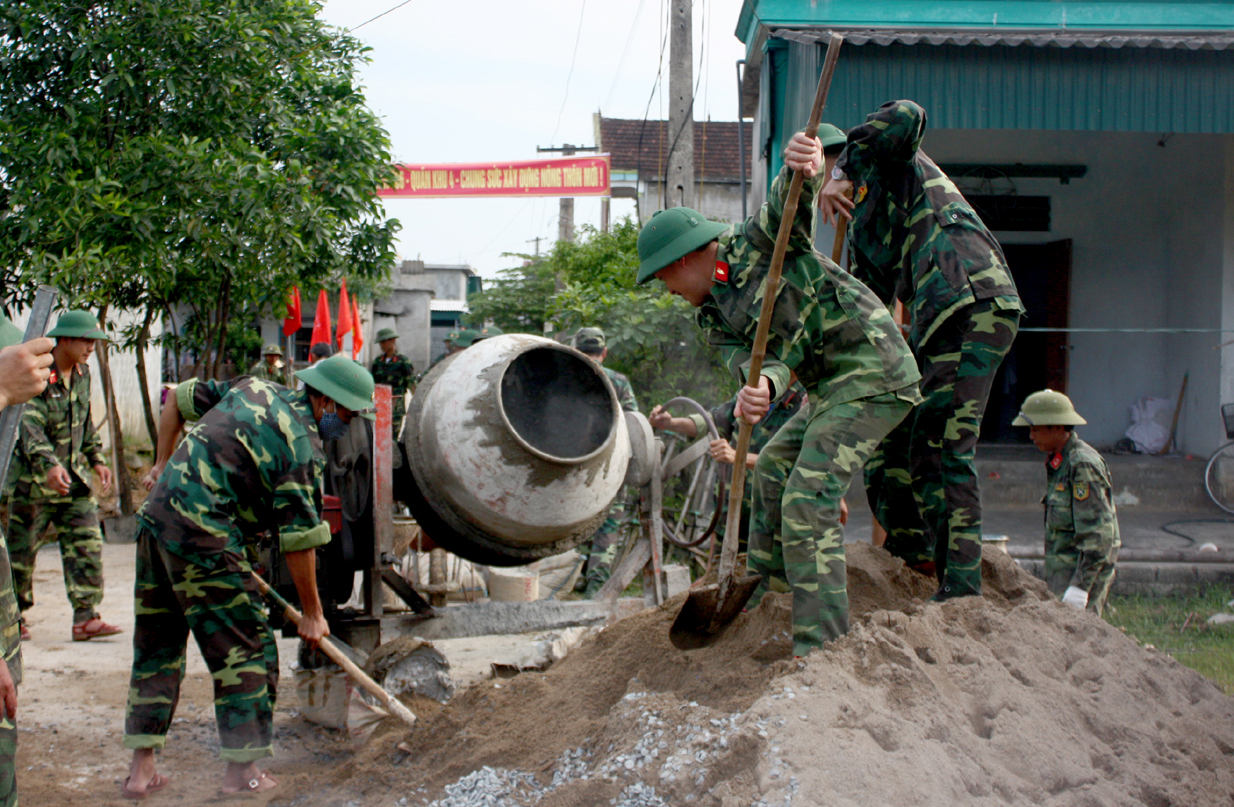 Các anh về rộn ràng xóm nhỏ
