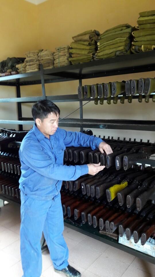 Nhân viên quân khí tận tụy, yêu nghề
