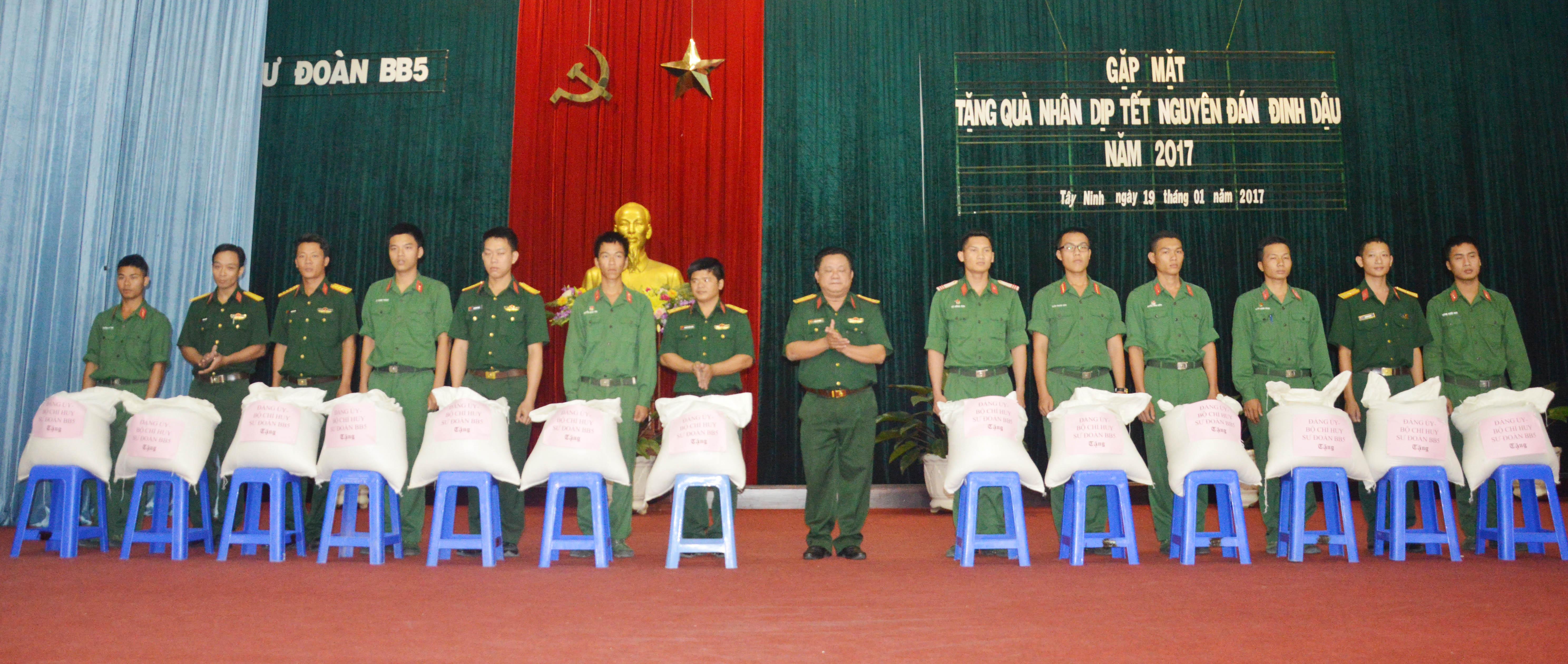 Tiết kiệm gạo tặng người nghèo
