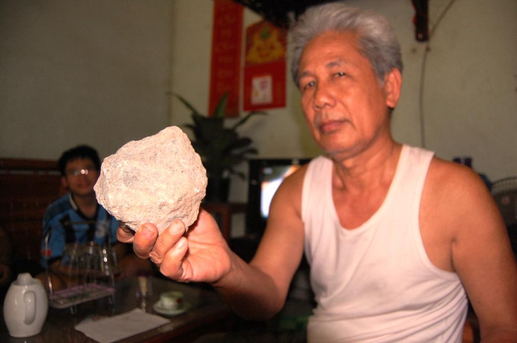 Sớm di dời các hộ dân ra khỏi khu vực khai thác đá  