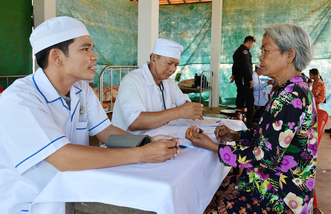 Quân khu 9 tổ chức khám bệnh, cấp thuốc miễn phí, tặng quà nhân dân Campuchia