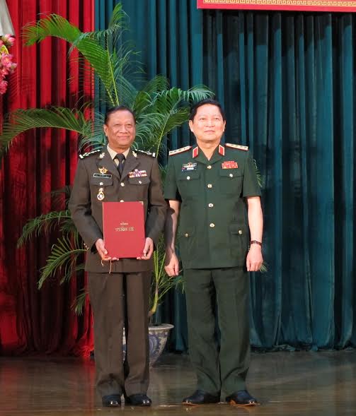 Đại tướng Ngô Xuân Lịch dự Lễ trao bằng Tiến sĩ cho cán bộ cao cấp Quân đội Hoàng gia Campuchia
