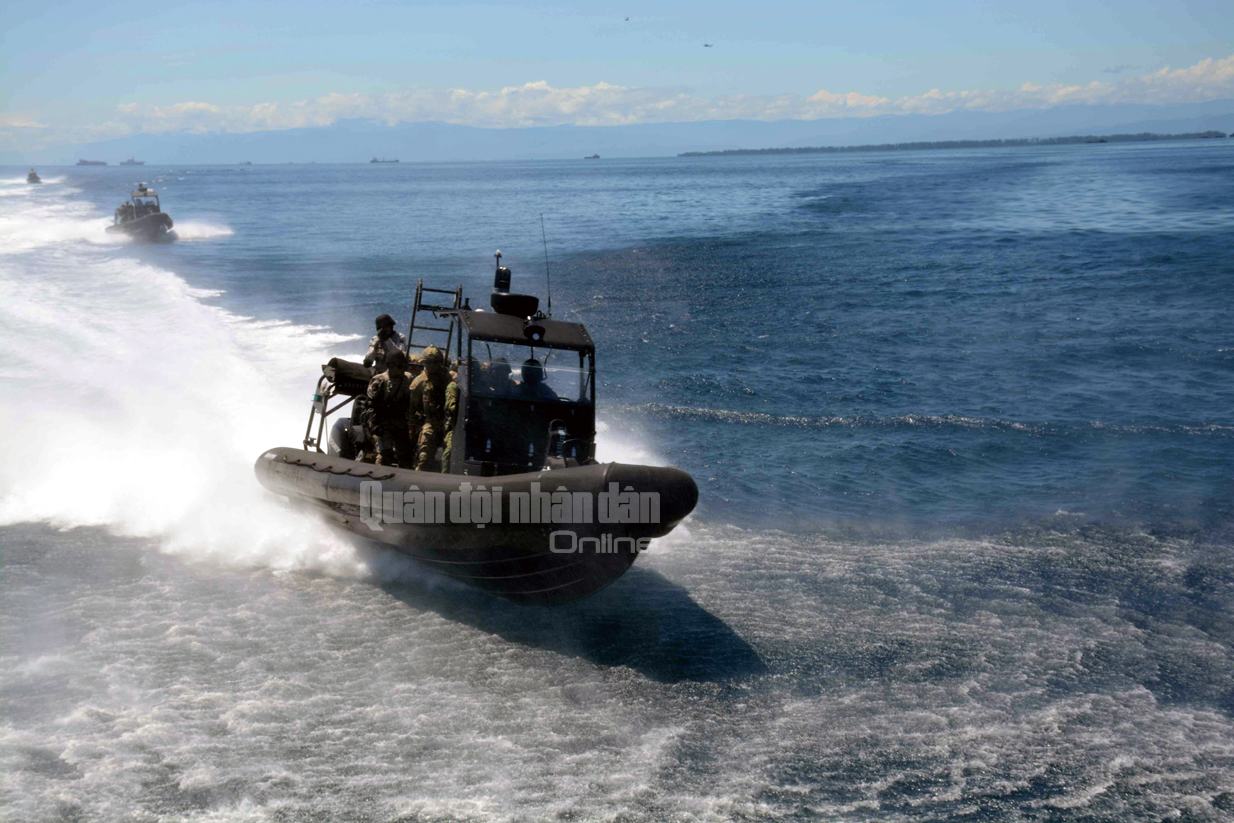 Bài 1: Trong hành trình diễn tập đa quốc gia