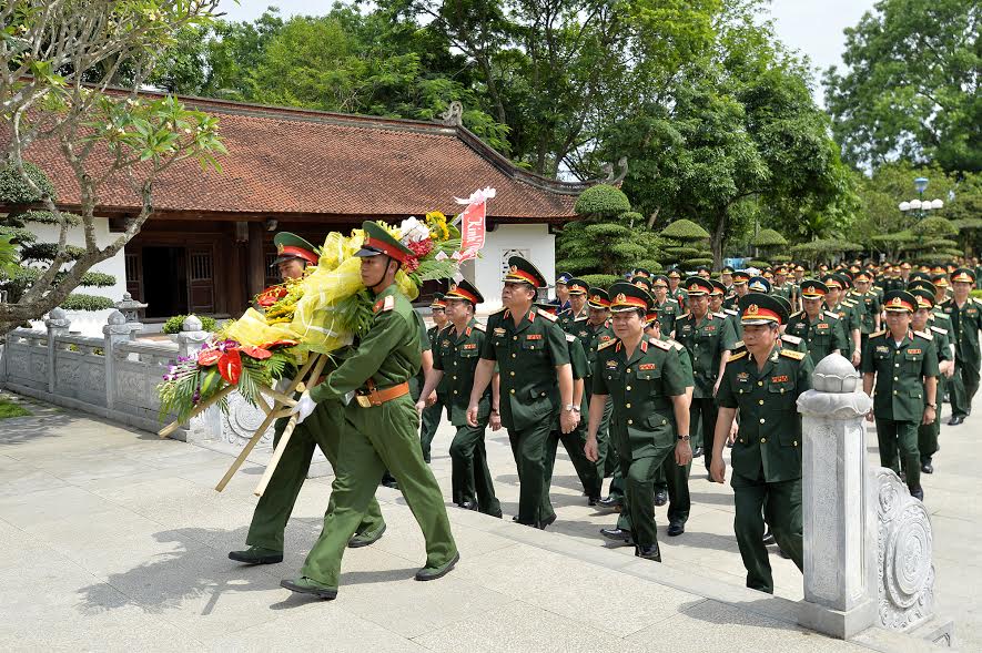 Đoàn đại biểu điển hình tiên tiến toàn quân báo công dâng Bác