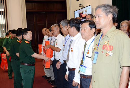 Bộ Quốc phòng gặp mặt Đoàn đại biểu người có công TP Cần Thơ