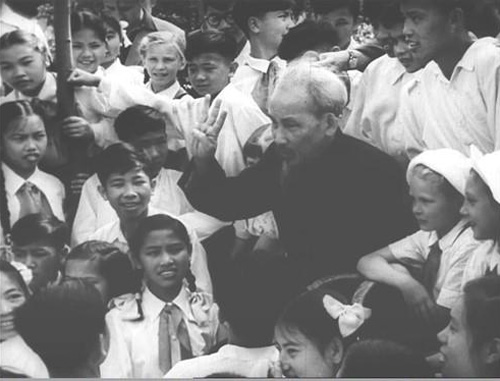  “Hồ Chí Minh trên đất nước Lê-nin”