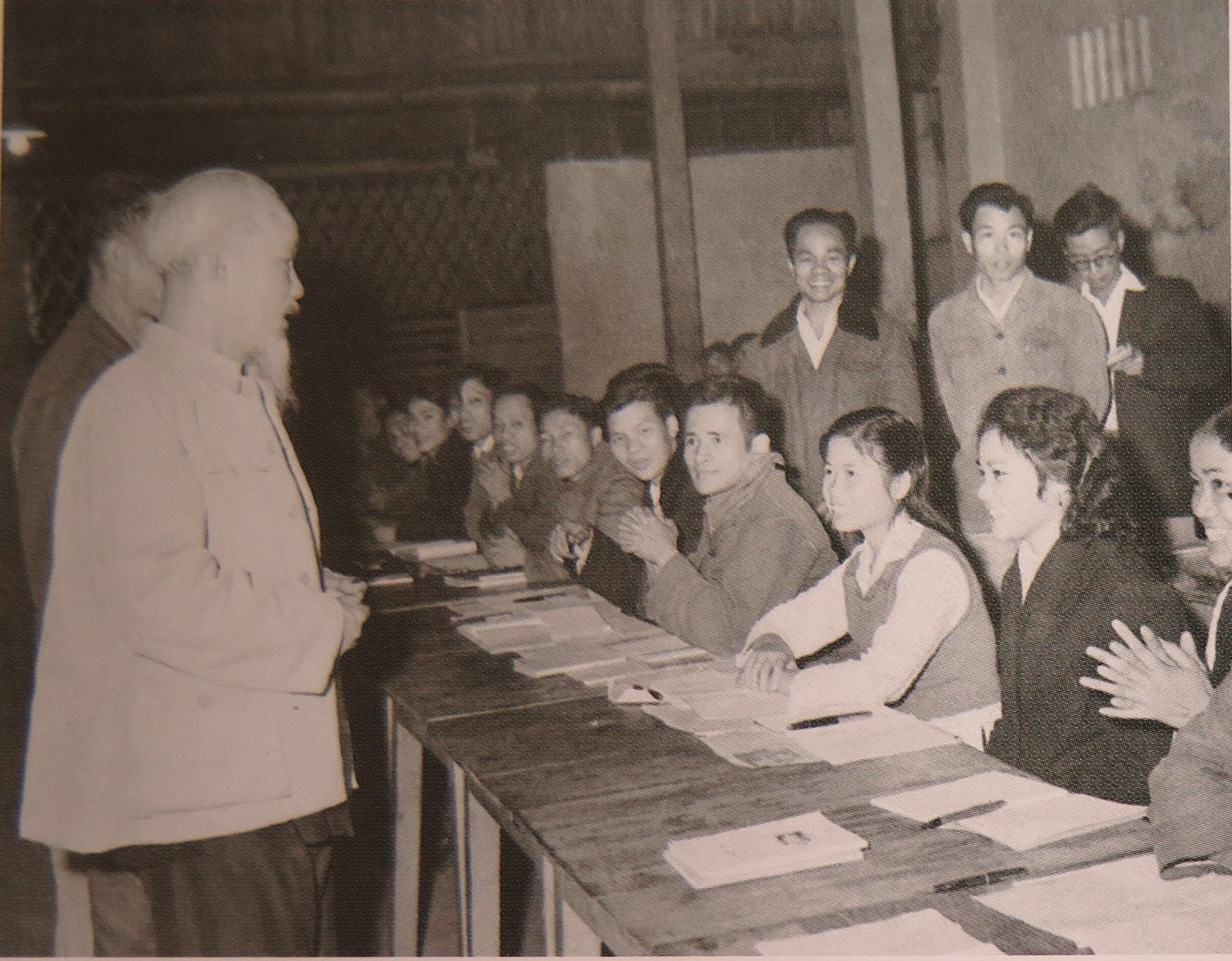 Triết lý giáo dục qua tấm gương và những lời Bác dạy
