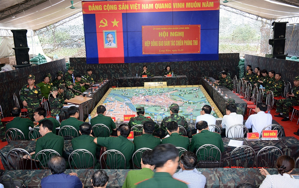 Trước khi vào phần thực binh, UBND quận Long Biên tổ chức hội nghị hiệp đồng bảo đảm tác chiến phòng thủ trên sa bàn lớn.