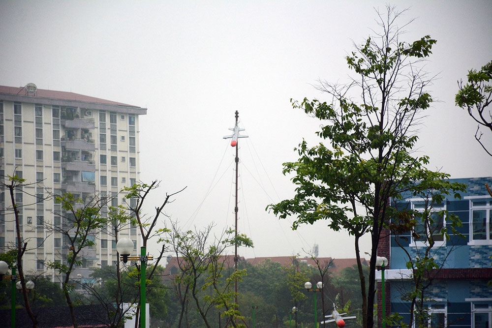 Hỏa lực địch đánh phá ác liệt nhiều vị trí đường giao thông, các cơ sở kho tàng và các công trình khác của quận Long Biên. Trong ảnh là vũ khí công nghệ cao của đối phương đang trên đường bay tới đánh phá mục tiêu.