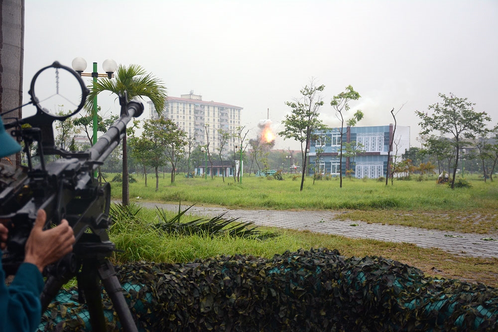 Lực lượng súng máy phòng không 12,7mm liên tục hiệp đồng chiến đấu, tiêu diệt mục tiêu tấn công vị trí và khu vực phòng thủ.