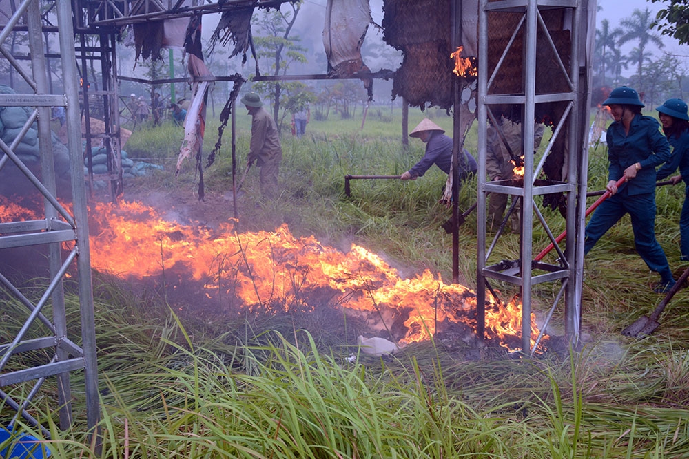 Các lực lượng nhanh chóng đến những vị trí bị địch oanh kích, phối hợp, giúp đỡ nhân dân khắc phục hậu quả.