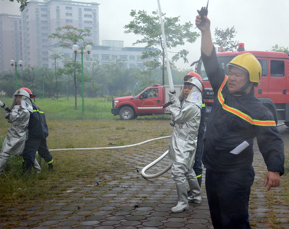 Lực lượng chữa cháy có mặt kịp thời, nhanh chóng triển khai phương tiện, dập tắt các đám cháy lớn ở các khu trọng điểm.