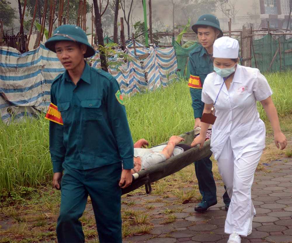 Lực lượng cứu giúp người bị nạn cũng kịp thời có mặt, đưa những người bị thương rời khỏi nơi địch vừa oanh tạc.