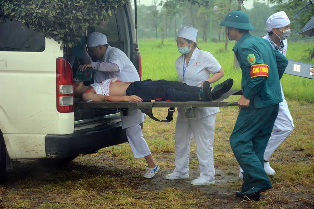 Những người bị thương nặng được lực lượng y tế nhanh chóng đưa lên xe cấp cứu, chuyển về nơi trú ẩn an toàn, tiện cho công tác chăm sóc, điều trị.