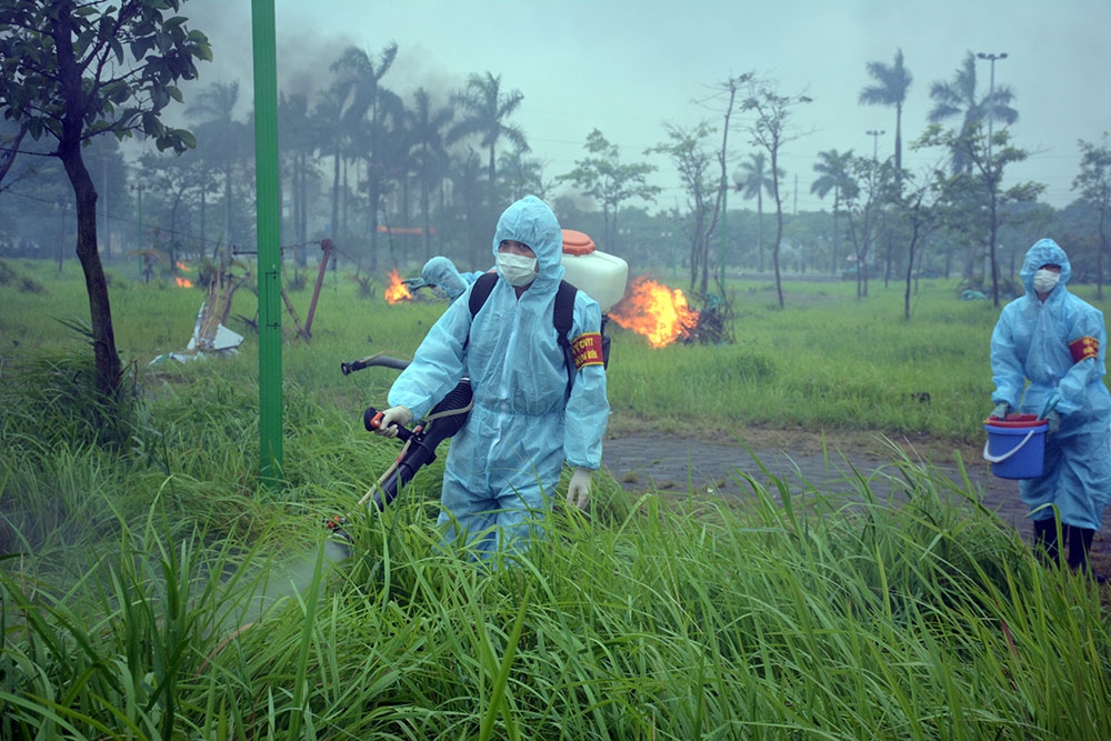 Lực lượng vệ sinh phòng dịch cũng có mặt kịp thời để khử độc, tiêu trùng, tẩy xạ, xử lý môi trường trong diễn tập.