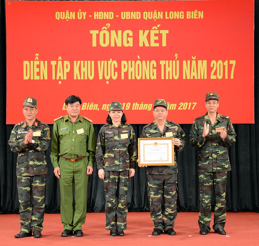 Trong tổng kết, đồng chí Đào Đức Toàn, Phó bí thư Thành ủy, Trưởng ban Chỉ đạo diễn tập KVPT TP Hà Nội đã đánh giá cao kết quả diễn tập. UBND TP Hà Nội đã trao bằng khen, tặng chính quyền, lực lực lượng vũ trang quận Long Biên vì đã hoàn thành tốt nhiệm vụ diễn tập.