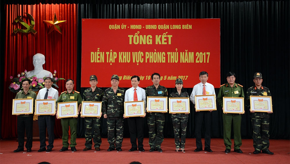 Quận Long Biên cũng trao giấy khen, tặng các cá nhân, tập thể có kết quả tốt trong suốt quá trình chuẩn bị và thực hành diễn tập.