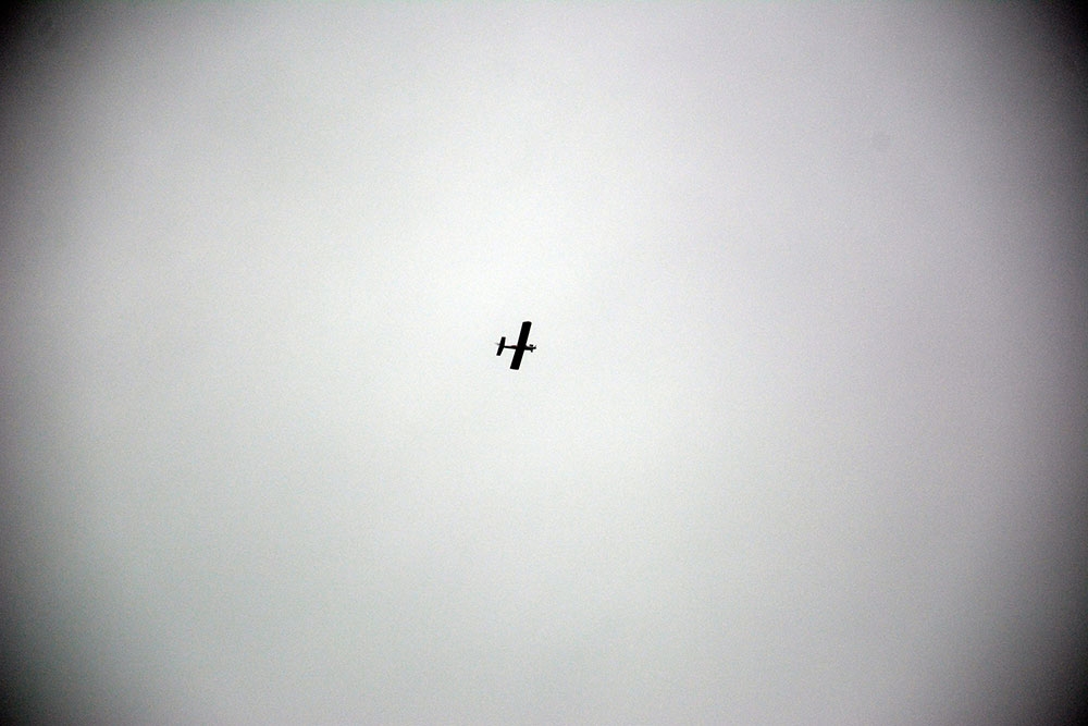 Máy bay trinh sát của địch xâm phạm bầu trời.