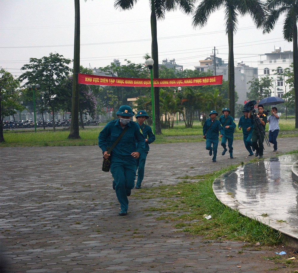 Đến giờ G, tại thực địa, khi có hiệu lệnh chiến đấu đánh địch đột nhập đường không, các tổ bắn máy bay bay thấp nhanh chóng cơ động ra trận địa.