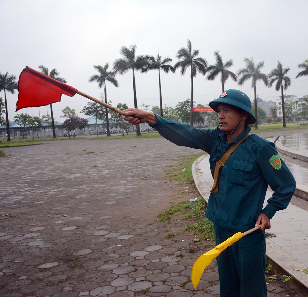 Lực lượng trực chiến súng máy phòng không 12,7mm tại các trận địa được lệnh vào cấp 1, sẵn sàng chiến đấu.