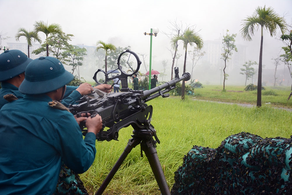 Lực lượng súng máy phòng không 12,7mm liên tục sục sạo, quyết tâm ngăn chặn không cho địch đánh phá các mục tiêu trọng yếu.