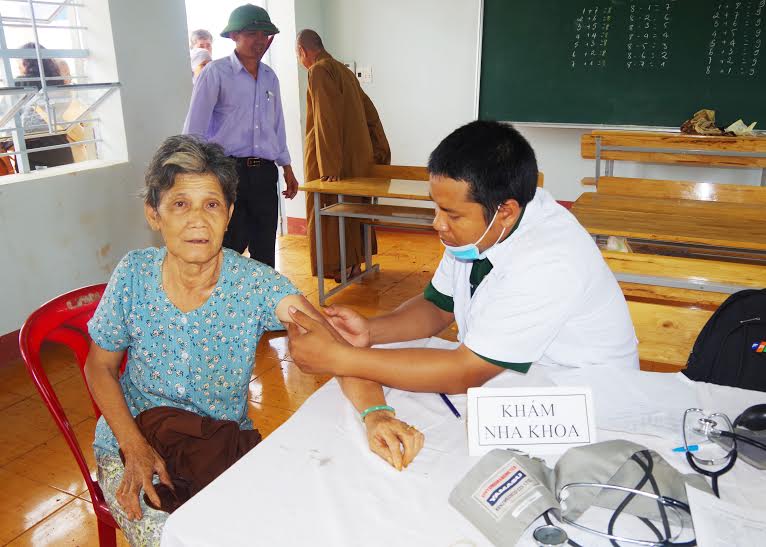 Đoàn Kinh tế - Quốc phòng 778 tặng quà, khám bệnh cho các gia đình chính sách xã Đắk Ơ