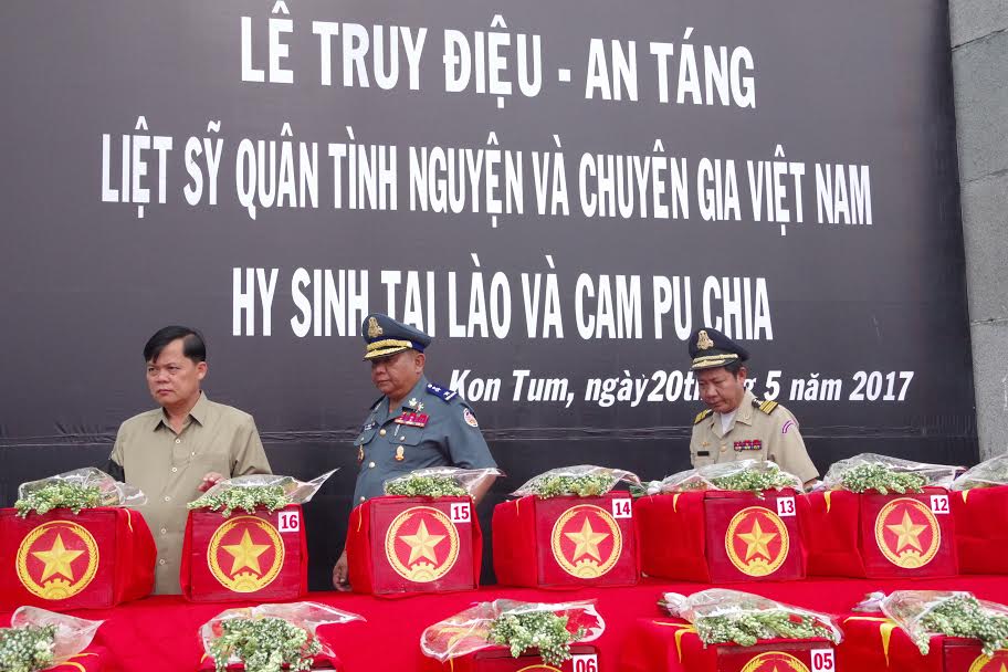 Truy điệu và an táng 17 hài cốt liệt sĩ quân tình nguyện và chuyên gia Việt Nam hy sinh tại Lào và Cam-pu-chia