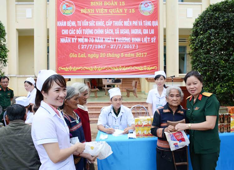 Bệnh viện Quân y 15 tặng quà, khám bệnh, cấp phát thuốc cho các đối tượng chính sách