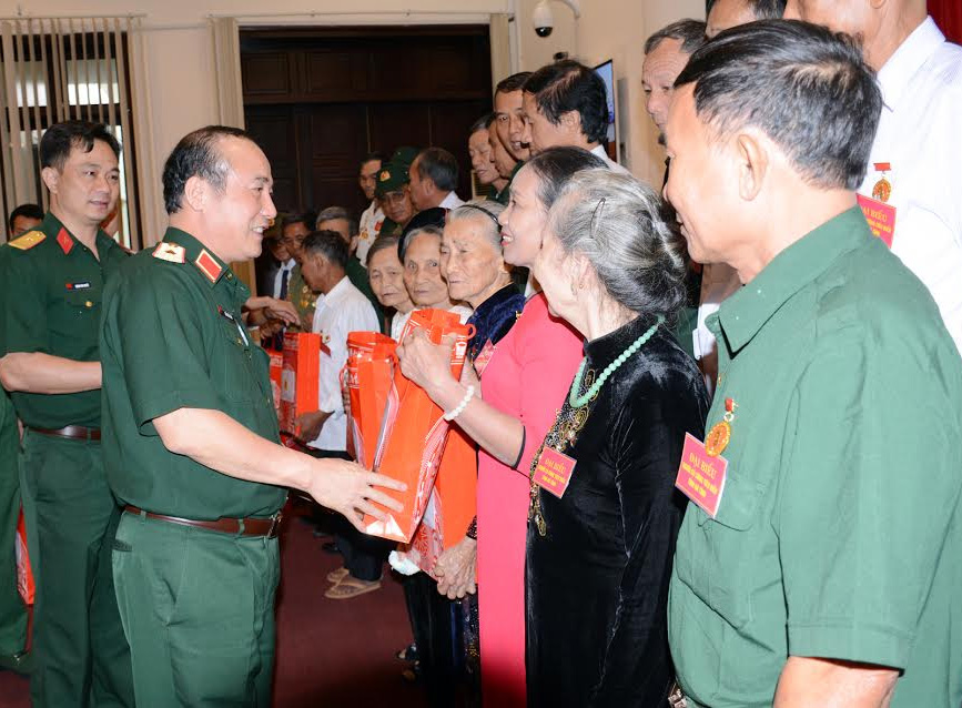 Bộ Quốc phòng tiếp đoàn đại biểu người có công
