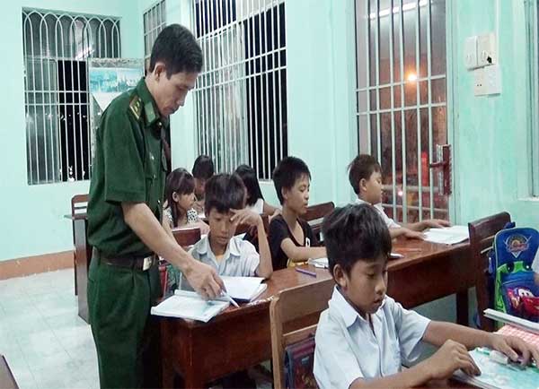 Giúp các em vượt khó đến trường
