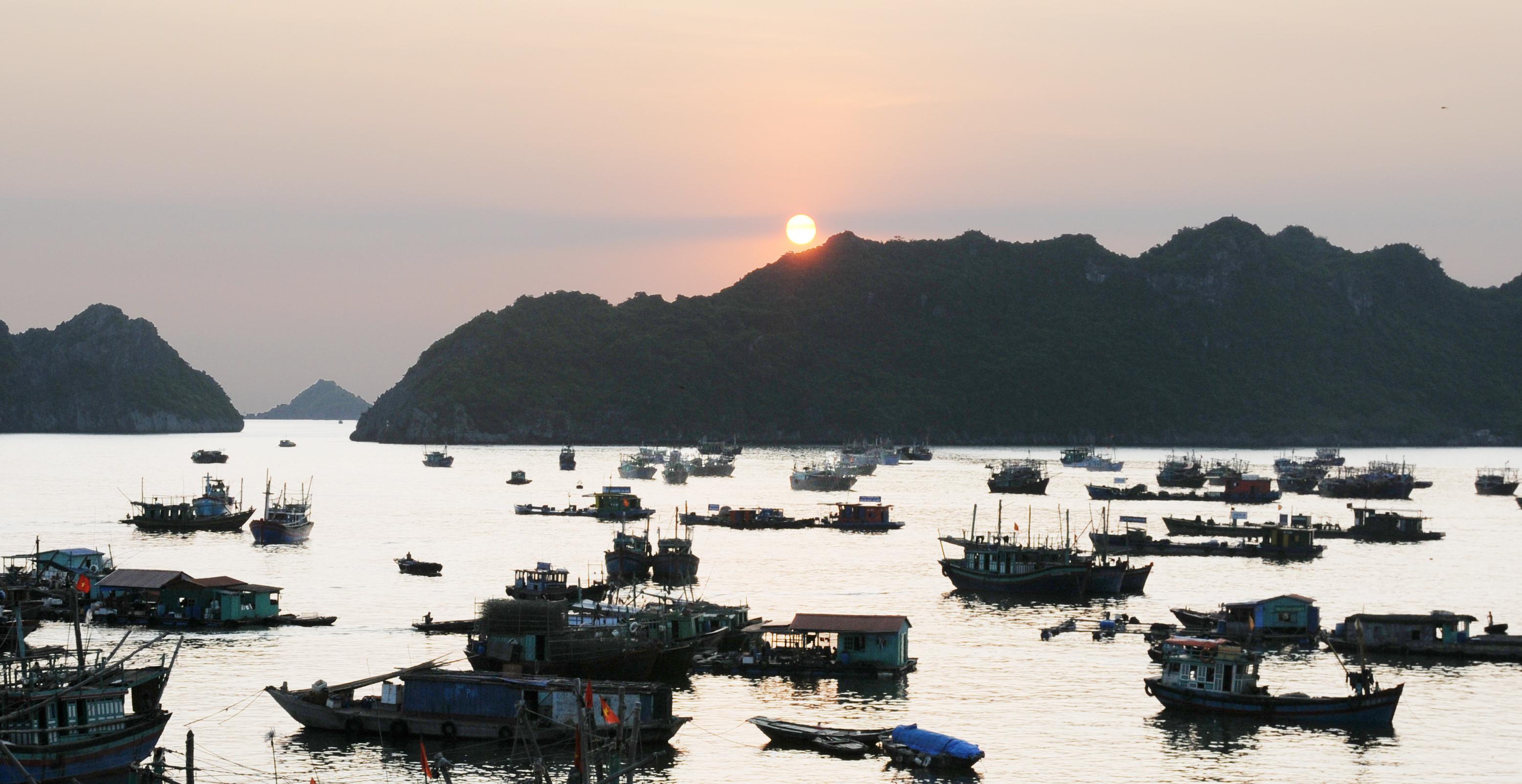 Hoàng hôn trên đảo Cát Bà